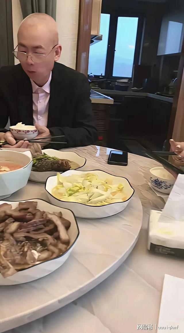 引热议 姐妹直播比脚丫惊呆网友不朽情缘mg网址豪门晚餐曝光(图1)